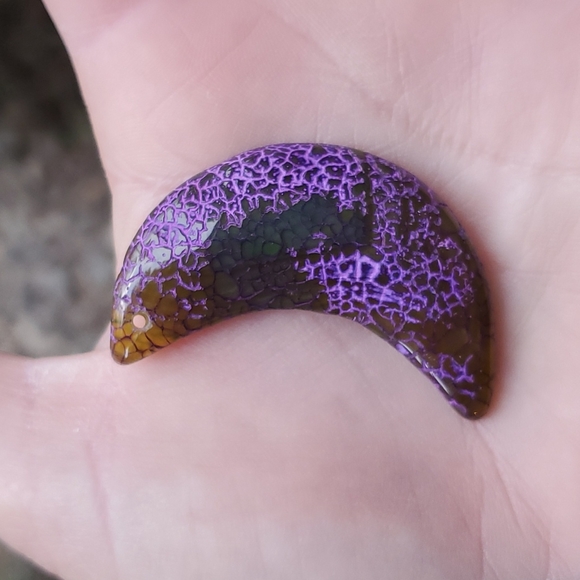 New Dragon Veins Agate Crescent Moon Pendant. - Picture 9 of 11